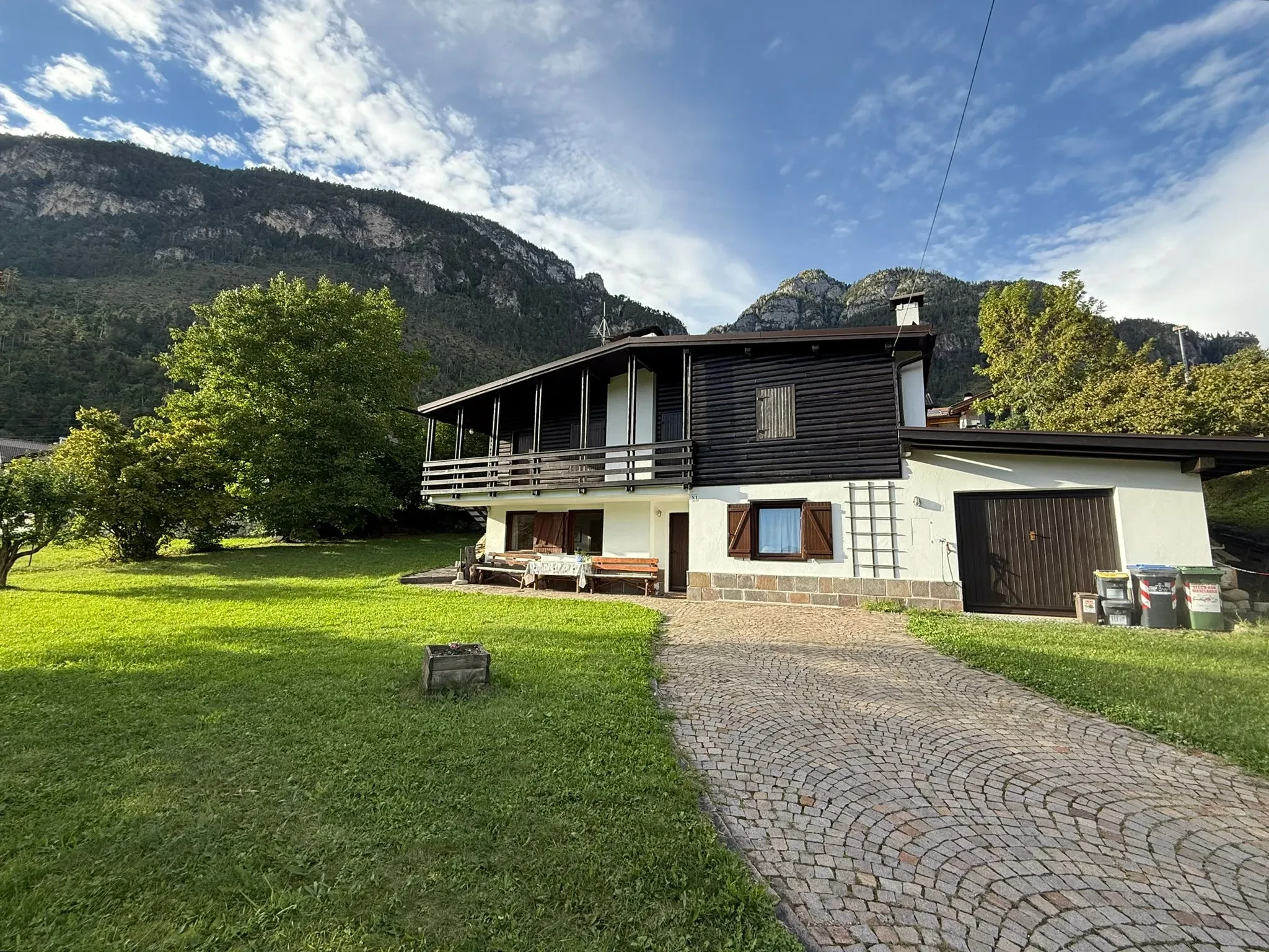 Casa Vacanze Ianes - Vista esterna di Casa Vacanze Ianes con le Dolomiti sullo sfondo